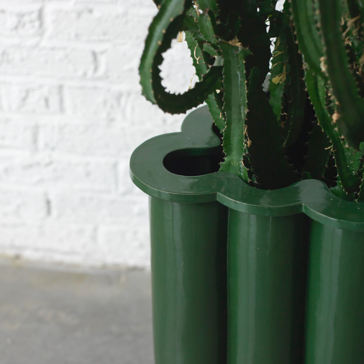 BZIPPY | Tall Ruffle Planter - Image 2